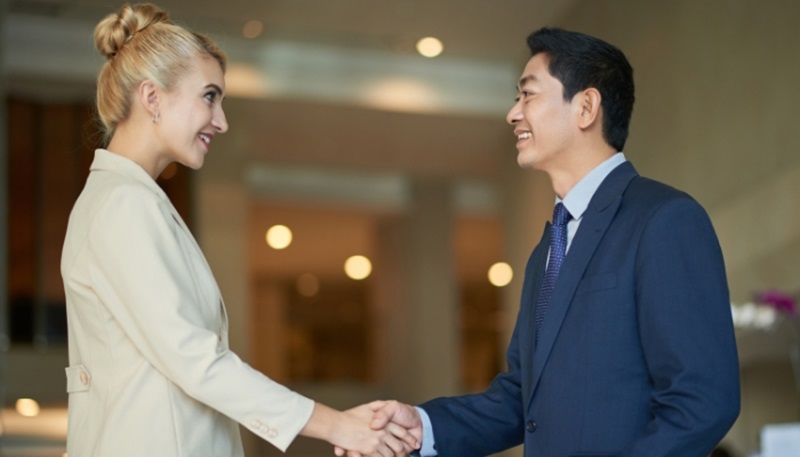 Nói chào tiếng Đức trong tình huống thân mật